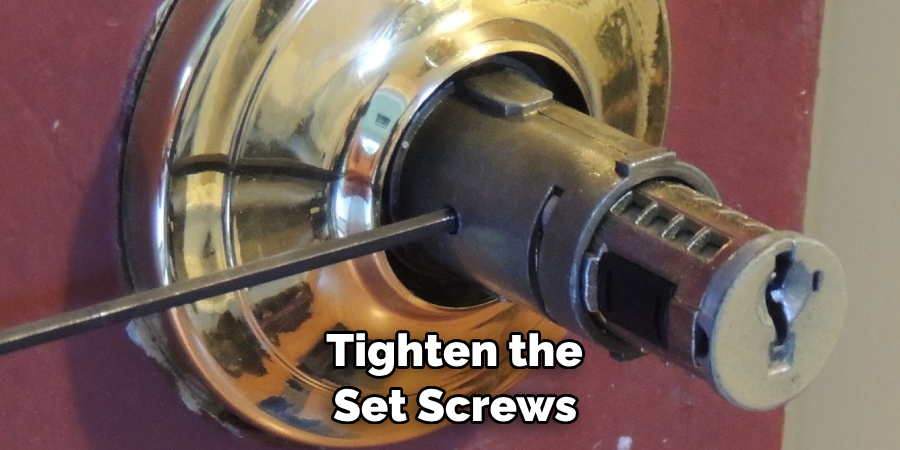  Tighten the Set Screws