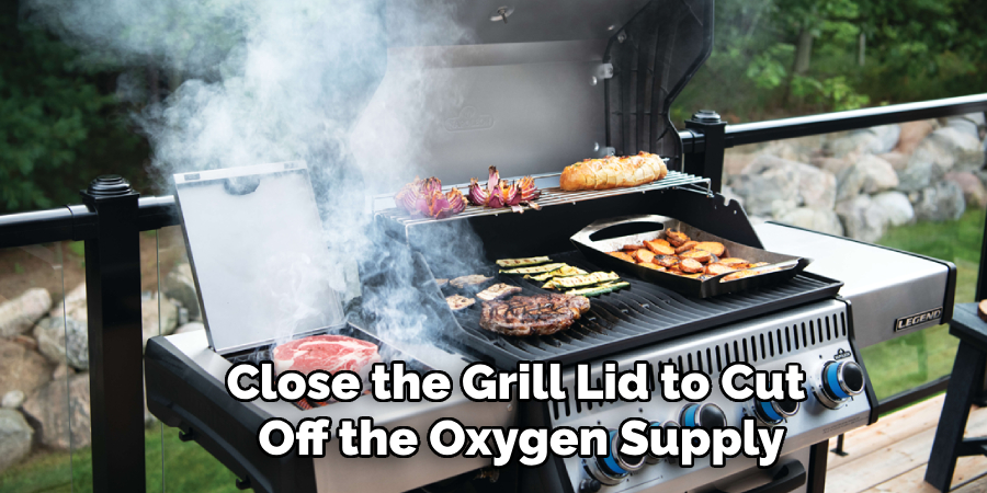 Close the Grill Lid to Cut 
Off the Oxygen Supply