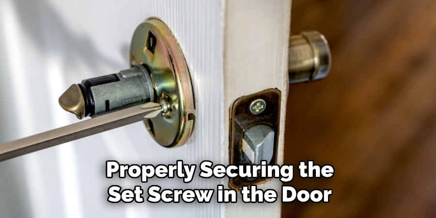 Properly Securing the
Set Screw in the Door