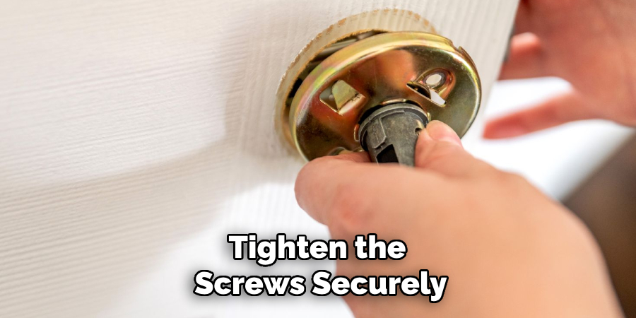 Tighten the 
Screws Securely