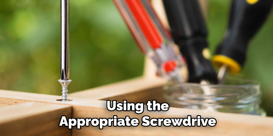 Using the
Appropriate Screwdrive