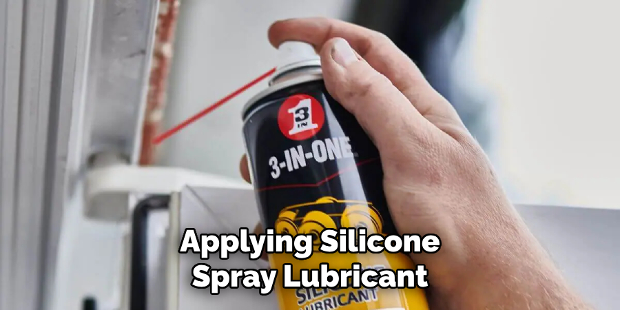 Applying Silicone
Spray Lubricant