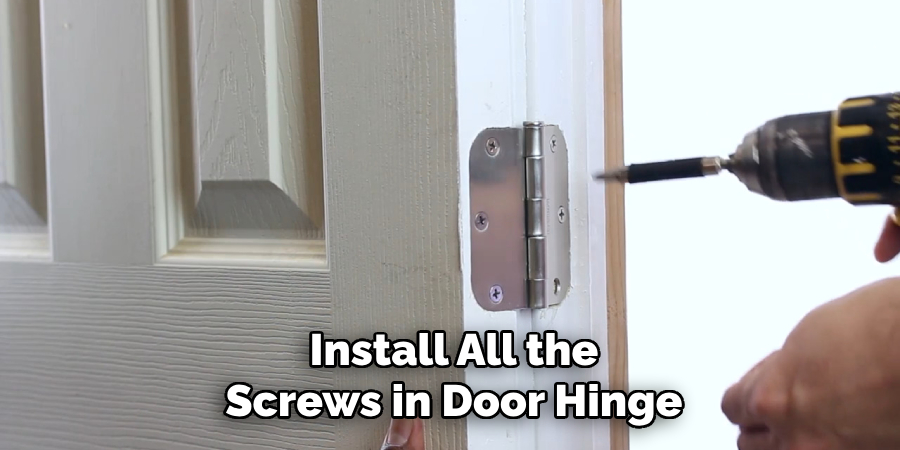 Install All the
Screws in Door Hinge