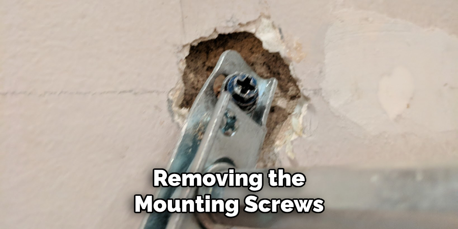 Removing the
Mounting Screws