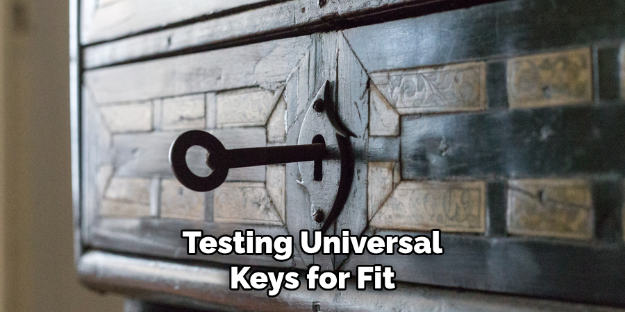 Testing Universal Keys for Fit