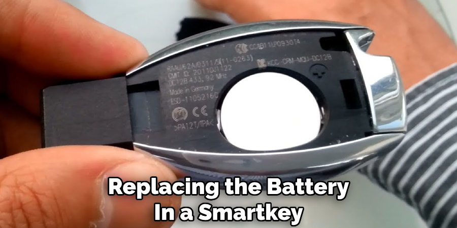 Replacing the Battery
In a Smartkey  