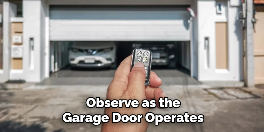 Observe as the
Garage Door Operates