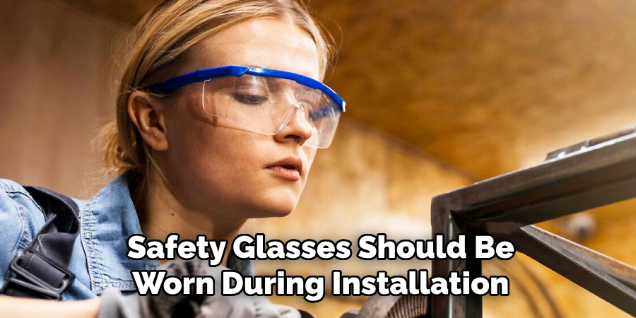 Safety Glasses Should Be
Worn During Installation
