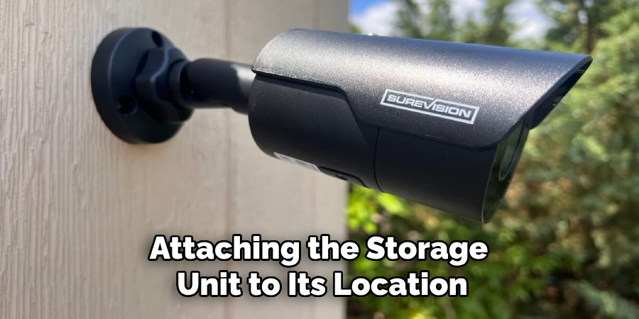Attaching the Storage
Unit to Its Location