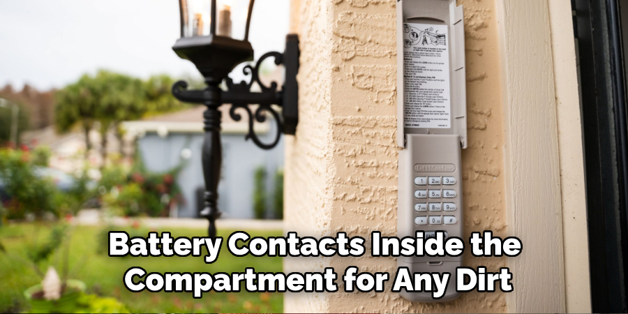 Battery Contacts Inside the
Compartment for Any Dirt