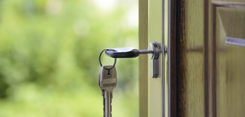 How to Open a Deadbolt Lock With a Knife