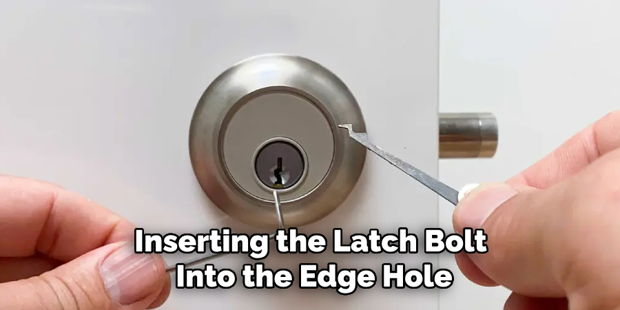 Inserting the Latch Bolt
Into the Edge Hole