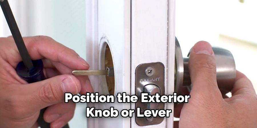 Position the Exterior 
Knob or Lever
