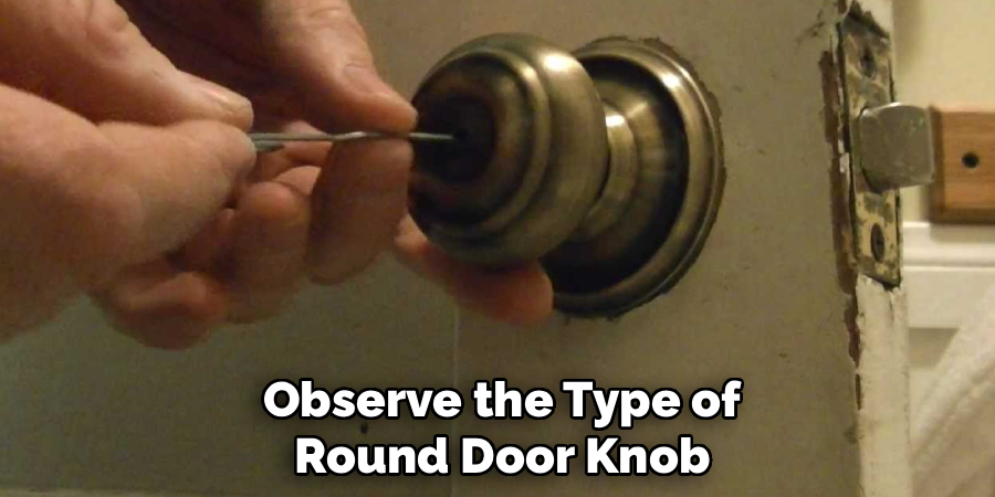 Observe the Type of
Round Door Knob