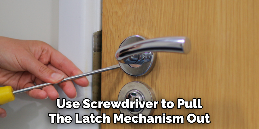 Use Screwdriver to Pull
The Latch Mechanism Out