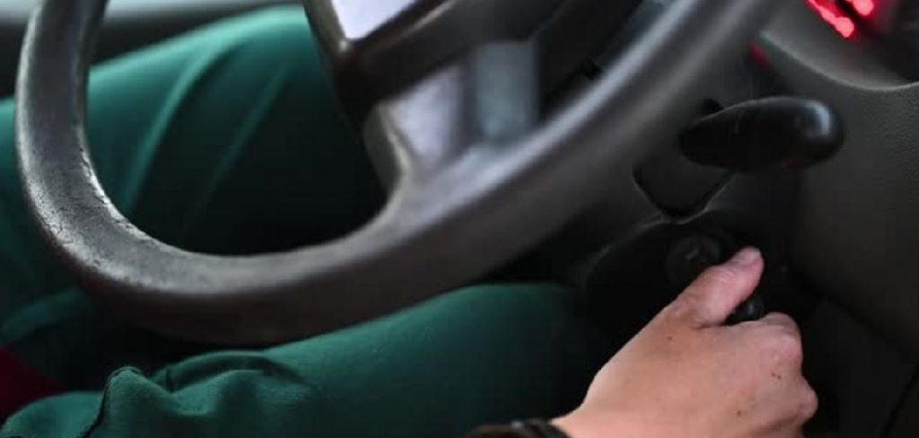 How to Unlock a Nissan Steering Wheel