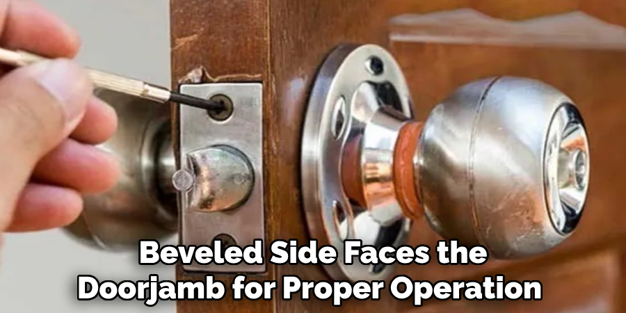 Beveled Side Faces the
Doorjamb for Proper Operation